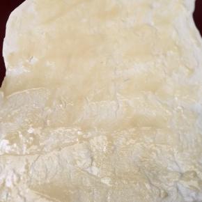 取冷却的油酥。均匀的抹在面皮上