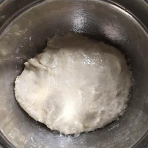 面团揉完以后，在上面抹一层油，盖保鲜膜室温发酵一小时