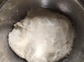 面团揉完以后，在上面抹一层油，盖保鲜膜室温发酵一小时