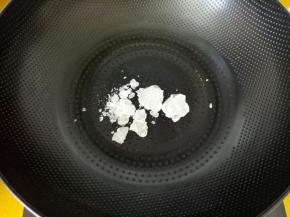 冰糖放入锅中。