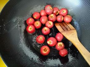 不停搅拌，关火。