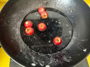 锅中放入水，加几个山楂，搅拌一下。