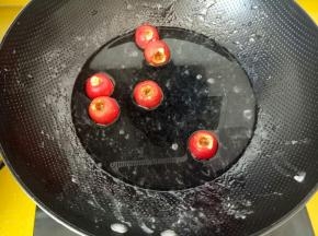 锅中放入水，加几个山楂，搅拌一下。