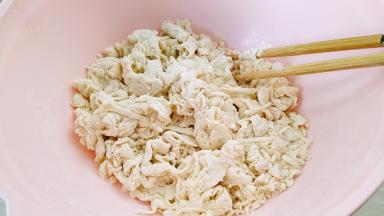 面粉加入适量清水，用筷子搅拌成无干粉的梭子。