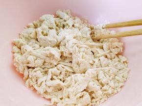 面粉加入适量清水，用筷子搅拌成无干粉的梭子。