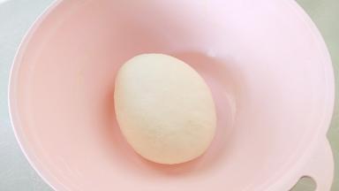 揉至光滑的面团，盖上湿布醒发。