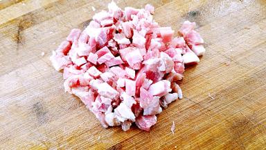 猪肉切成小丁。