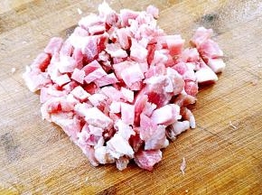 猪肉切成小丁。