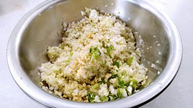 白菜，葱，姜剁碎，白菜无需攥水。