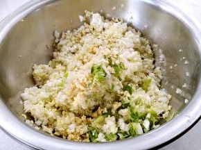 白菜，葱，姜剁碎，白菜无需攥水。