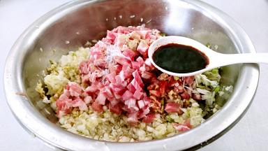 调入生抽，老抽，五香粉，味精，盐3克，猪油。