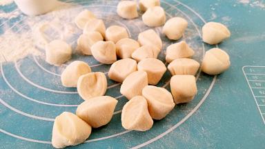 面团取出排气，分割成等量的小剂子。