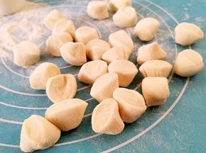 面团取出排气，分割成等量的小剂子。