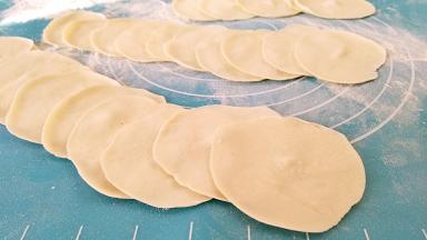 擀成均匀的饺子皮。