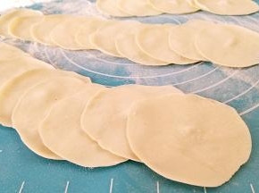 擀成均匀的饺子皮。