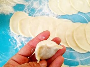 捏成饺子状。