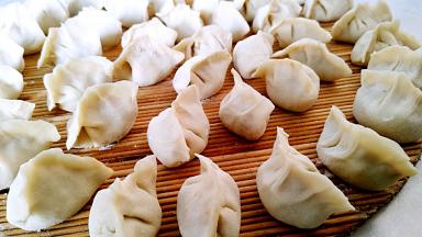 以此类推做完其余的饺子。