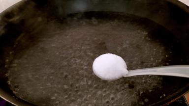 锅中注水大火烧开，放入盐2克。