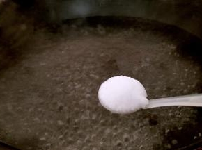 锅中注水大火烧开，放入盐2克。