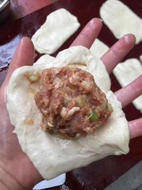 取一份肉放在面团上