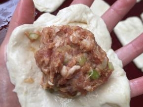 取一份肉放在面团上