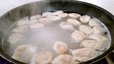 放入饺子，煮开后，调入半碗清水煮开，再次调入半碗清水煮开，在略微煮一下就可以出锅了。