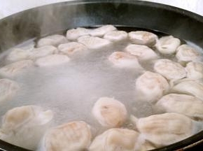 放入饺子，煮开后，调入半碗清水煮开，再次调入半碗清水煮开，在略微煮一下就可以出锅了。