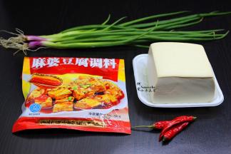 准备食材，豆腐、猪瘦肉、香葱、辣椒、麻婆豆腐调料包；