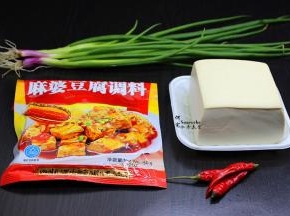 准备食材，豆腐、猪瘦肉、香葱、辣椒、麻婆豆腐调料包；