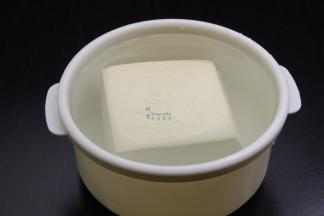 买回的豆腐用清水浸泡；