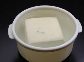 买回的豆腐用清水浸泡；