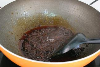 热锅，倒油，放入猪肉末，辣椒、倒入麻婆豆腐调料一起煸香；