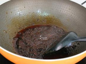 热锅，倒油，放入猪肉末，辣椒、倒入麻婆豆腐调料一起煸香；