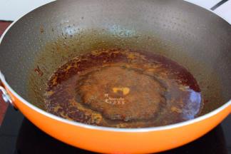 加入高汤一碗，煮沸，熬出香味；PS:没有高汤，用煮沸的水也可。