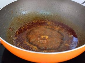 加入高汤一碗，煮沸，熬出香味；PS:没有高汤，用煮沸的水也可。