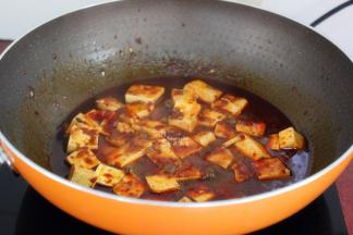 生粉加水拌均，倒入锅中，炒均；