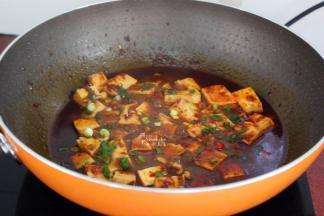 放香葱关火，拌均即可；