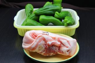 准备食材：青辣椒、猪肉；