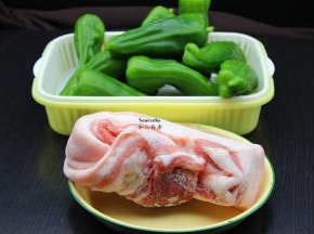 准备食材：青辣椒、猪肉；
