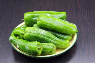 青椒洗净，中间划开，去籽，放盐腌制10分钟，或把辣椒变软即可；