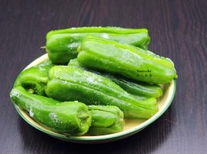青椒洗净，中间划开，去籽，放盐腌制10分钟，或把辣椒变软即可；
