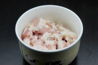 猪肉洗净，用绞肉机搅碎；