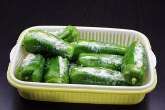 这些事酿好的酿辣椒；