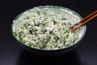 洗净的香葱切碎、把肉碎、生粉、盐、酱油、料酒、鸡粉、花生油拌均，做成肉馅；