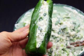 把肉馅酿入辣椒中；