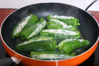 热锅，倒油，小火煎酿辣椒；PS：建议用平底锅比较好煎哦。