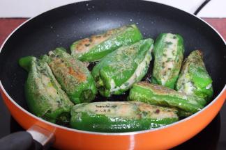 不断翻转，煎至酿辣椒360度全金黄，熟透即可。