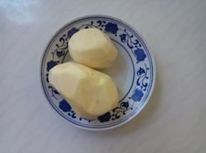 土豆削皮洗净。
