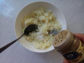 用叉子和勺子轻松碾成土豆泥，加黑胡椒、盐。