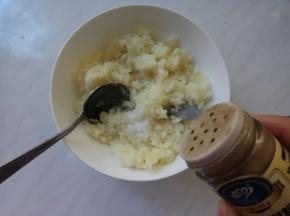 用叉子和勺子轻松碾成土豆泥，加黑胡椒、盐。